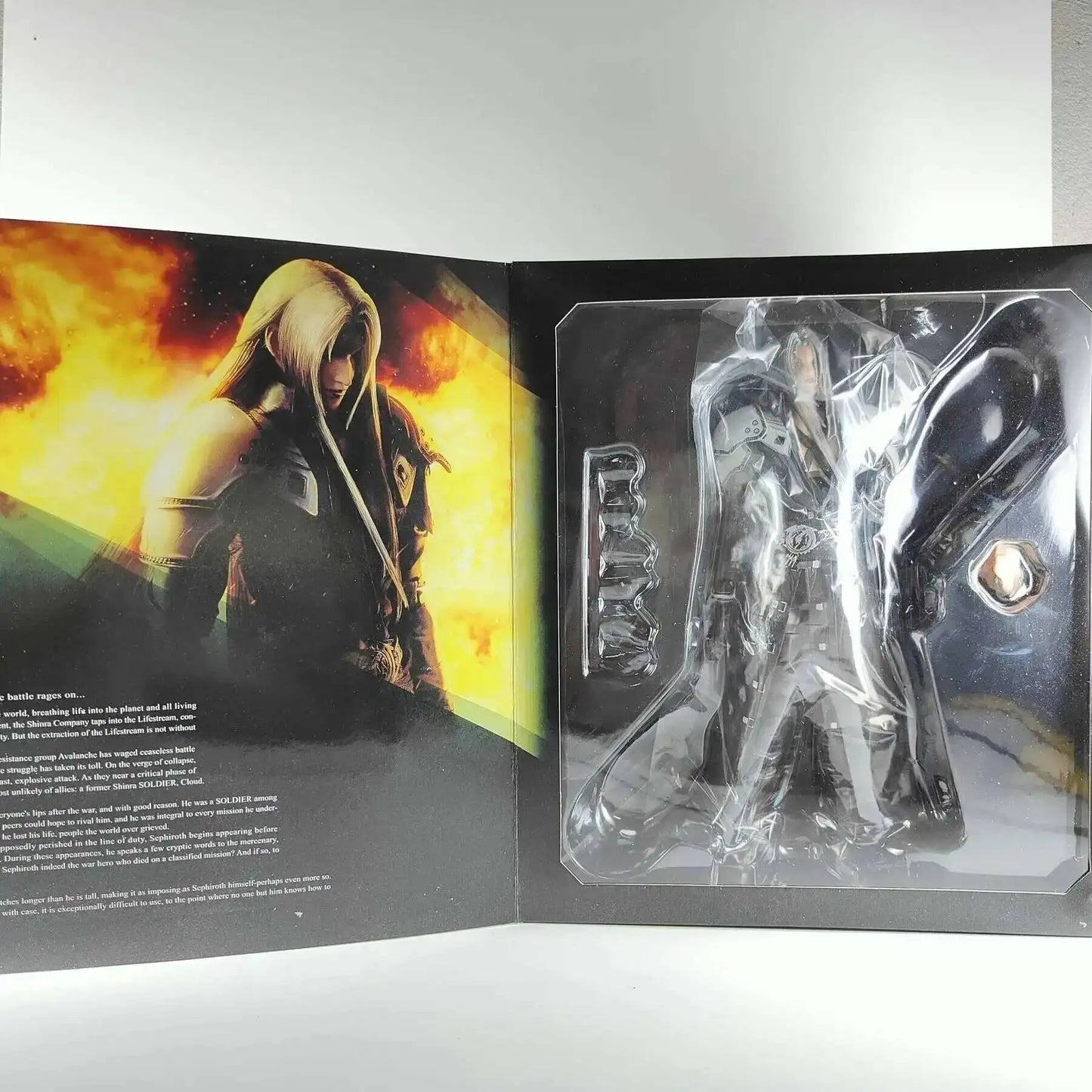 Figurine Sephiroth Final Fantasy VII Remake 25 cm RetroVerse